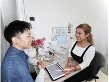 まつげとまゆげ 難波店/男性のお客様も多いです