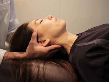 大阪カイロプラクティックセンターの写真/首肩コリは眼精疲労の原因に…原因となる首肩のコリや頚椎のゆがみを改善する【基本カイロコース￥4,000】