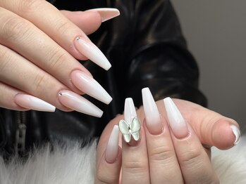 ジュリネイルスタジオ(Julli Nail Studio)/グラ、スカルプ、キラキラ