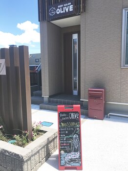 オリーブ(Olive)/赤いポストと赤い看板