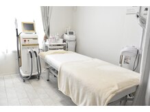 ニキビケア研究所 北千住店/広々とした明るい雰囲気