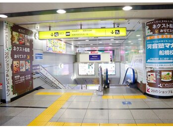 アイラッシュアンドヘアメイク チュラ(chula)/2.目の前のエスカレーターを下へ