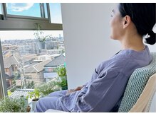 リベレ 覚王山(LIBERER)の雰囲気（日当たり良好の待合スペース。覚王山の景色も抜群◎）