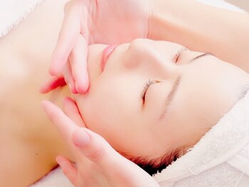 メナードフェイシャルサロン 高槻町の写真/デコルテから引き上げ☆熟練ハンドで小顔へ◎スペシャル65分/施術後の変化に感動♪ぜひ一度ご体感ください!