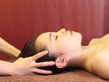 エステティックサロン ル ソイル(Le seuil)/肌別パック中に頭蓋骨矯正