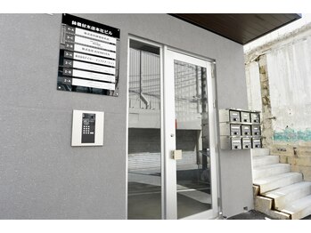 モネ オキナワ(MONE okinawa.)/入口は建物を正面に見て右手の壁