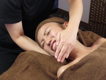 ブルーローズサロン 田上店(Blue Rose Salon)の写真/【小顔×目元×肌質改善】小顔施術でエラ張り・左右差を整え、美顔フェイスラインへ導きます！