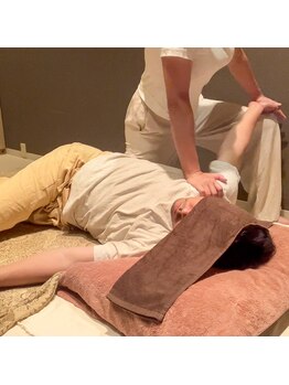 アロエ(Aloe)/胸と腕を同時ストレッチ。