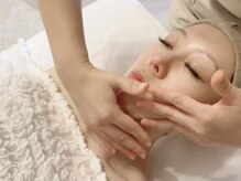 《小顔リフトフェイシャル》ハンドマッサージでたるみ、シワに