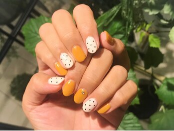 ネイルズ ララ(nails Lala)/マスタードカラー。
