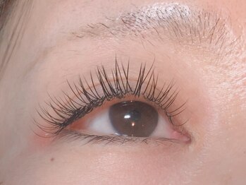 ラッシュアワー(Lash hour)の写真/【お手入れも簡単！】自まつ毛派の方にもオススメ！自然な仕上がりで、目元をパッと華やかな印象に♪
