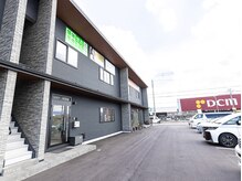 整体革命 一宮本店の雰囲気（店舗前に無料駐車場完備、２階に店舗があります。）
