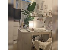 【深爪矯正・自爪育成専門店】Dream Nail 新宿の雰囲気（動画や映画を見ながら楽しく施術♪）