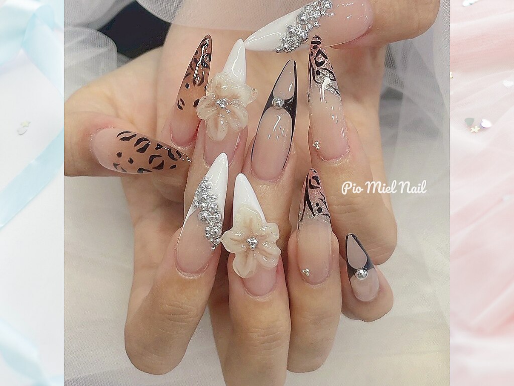 ロングネイル ホワイト ブラック 花 2025年秋トレンド】ホワイト スーパーロングのネイルデザイン集