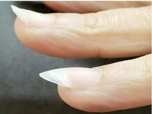 ベースジェルは塗るだけではなく持ちの良い美しい形に整えます