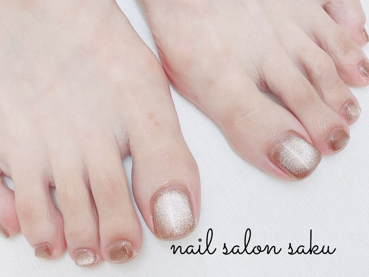 2025年-2026年冬トレンド】ゴールド シンプル フットのネイルデザイン