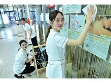 ボディーエールの雰囲気（店外掃除、ボードも書きこみ。来店時のしっかり癒せる様に準備）