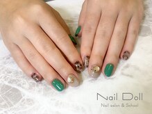 ネイルドール(Nail Doll)/差し色グリーンのニュアンス