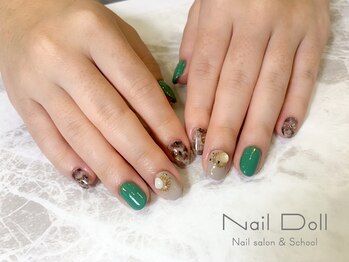 ネイルドール(Nail Doll)/差し色グリーンのニュアンス
