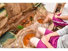 舒爽館 台湾式マッサージの雰囲気（優雅に泳ぐ金魚を眺めながら足湯が楽しめます♪）