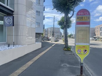 ボダラク(bodaraku)/麻生町1丁目のバス停も真っ直ぐ