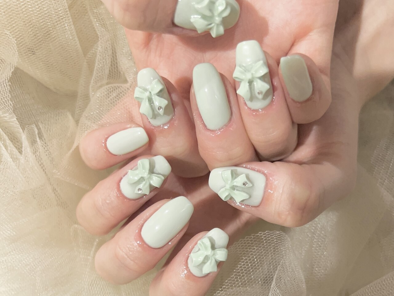 2025年-2026年冬トレンド】グリーン リボン ハンドのネイルデザイン集