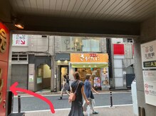【2】地上にでたら、左に出て、すぐ左に曲がります♪
