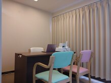 如水堂の雰囲気（受付にてお話を伺います。そして当店の施術の説明をします）