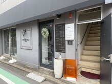 エシカ ウィズ レヴィエリス(ethica with Re’VIELISS)の雰囲気（右手の扉を開けて2階へお上がり下さい）