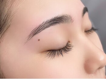 サロン ラピス 八幡駅店(Salon Lapis)の写真/眉のお悩みを解決し、貴方に合った美眉スタイリングを♪お顔の印象は眉毛でグッと変わる☆魅力的な目元に！
