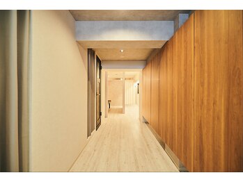 とまり木鍼灸整骨院/受付から施術ブースへ続く廊下