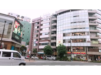 ビ フェイス(Bi-face)/交差点が見えたらレクサス左手に