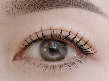 グリュック(Gluck)の写真/【目元のお悩みを魅力に変える◎】立ち上げすぎない絶妙なカール感♪抜け感のあるお洒落な目元をデザイン★