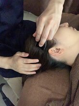 ラナチュール(La.nature)/脳洗浄　施術風景　かっさ(頭)