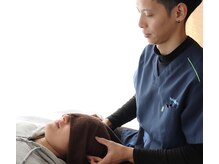 エムアンド(M&)の雰囲気（美容液パックをしながらドライヘッドスパ）