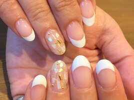 人気のフレンチネイルも個性を☆