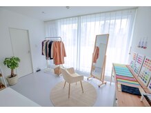ファセット(FACET)の雰囲気（白を基調とした明るいサロンです。お気軽にお越し下さい。）