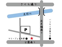 サロン建物の裏、マリージョゼ駐車場の一番看板寄りの端です