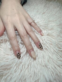 スピードネイル アンド アイ 宇土シティモール店/グレージュ×ドット¥7150