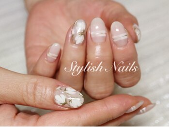 スタイリッシュネイルズ(Stylish Nails)/クリアな手描きホワイトフラワー