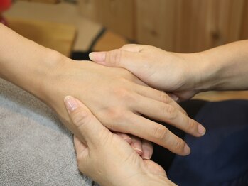 クーラ アンド ベリッシモ(Cura&Bellissimo)の写真/《ふとした瞬間、魅せる指先♪》今から始める指先&手肌のお手入れで冬のささくれ知らずのお手元に！