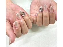 ネイルサロン きらら 藤沢本店/グレージュ＆Vカットビジュー