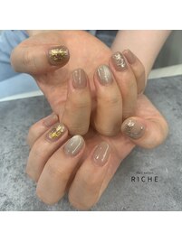 ゴールドのひまわりと月ネイル
