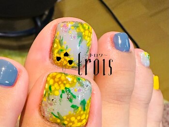 トロワ 中目黒(trois)/フットネイルにミモザ。。。