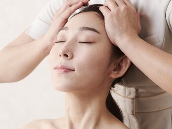サンスター サレーヌ千里中央店の写真/左右バランス・たるみ改善◎独自小顔美容整体で骨格の歪みを整え血行促進、リンパ排出で小顔&リフトアップ