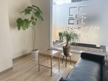 鍼灸マッサージここからの雰囲気（窮屈さゼロの広々空間。ウォーターサーバー完備で施術後も整う♪）