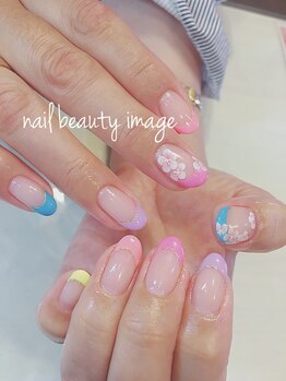 カラフルフレンチの夏ネイル