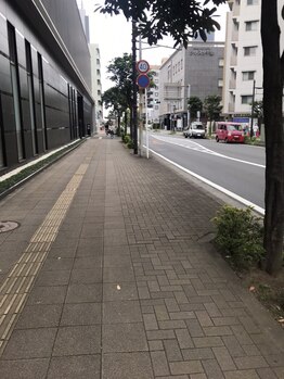 ビ フェイス(Bi-face)/レクサス左手に真っすぐ進みます