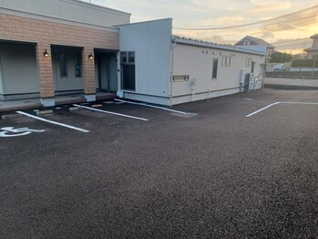 ルフラン/駐車場はサロン横に3台有