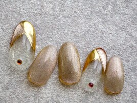 煌めくゴールドフレンチネイル